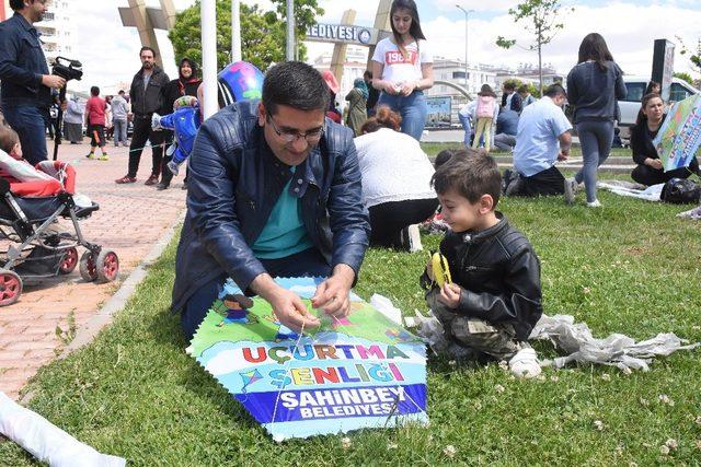 Şahinbey Belediyesi’nin uçurtmaları gökyüzünü renklendirdi