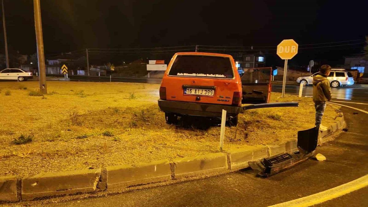 Isparta’da iki otomobil kavşakta çarpıştı