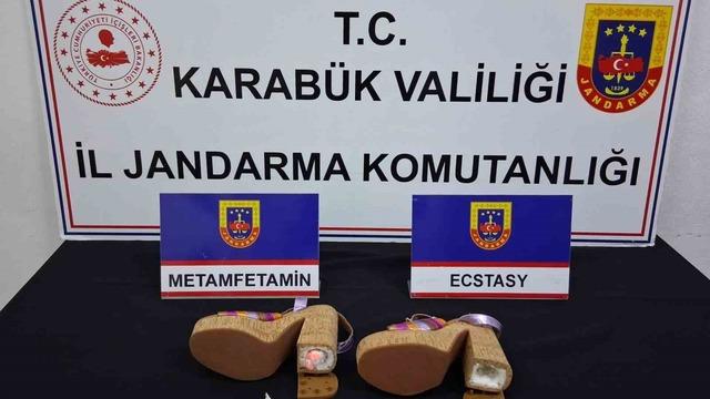 Kadın ayakkabısının topuğundan uyuşturucu çıktı: 3 şüpheli adliyede