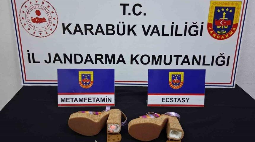 Kadın ayakkabısının topuğundan uyuşturucu &ccedil;ıktı: 3 ş&uuml;pheli adliyede