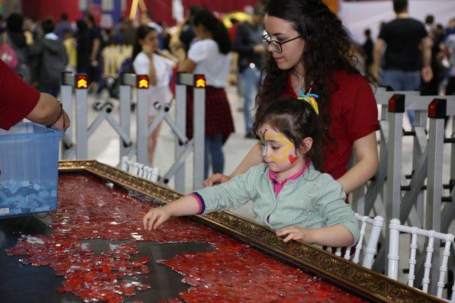 20 bin mozaik taşı ile Türk bayrağını yaptılar