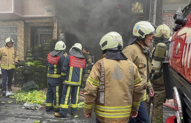 Fatih te market deposunda &ccedil;ıkan yangına m&uuml;dahale ediliyor 1