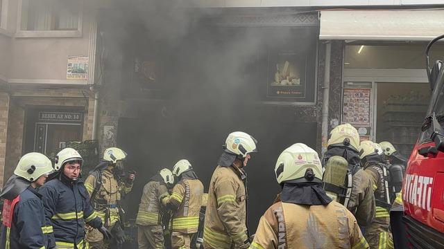 Fatih'te market deposunda çıkan yangına müdahale ediliyor