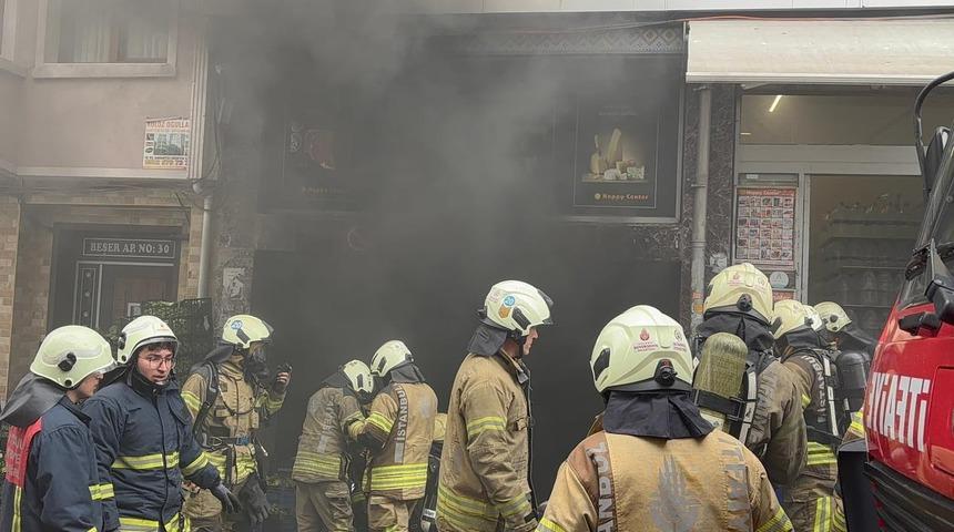 Fatih'te market deposunda &ccedil;ıkan yangına m&uuml;dahale ediliyor