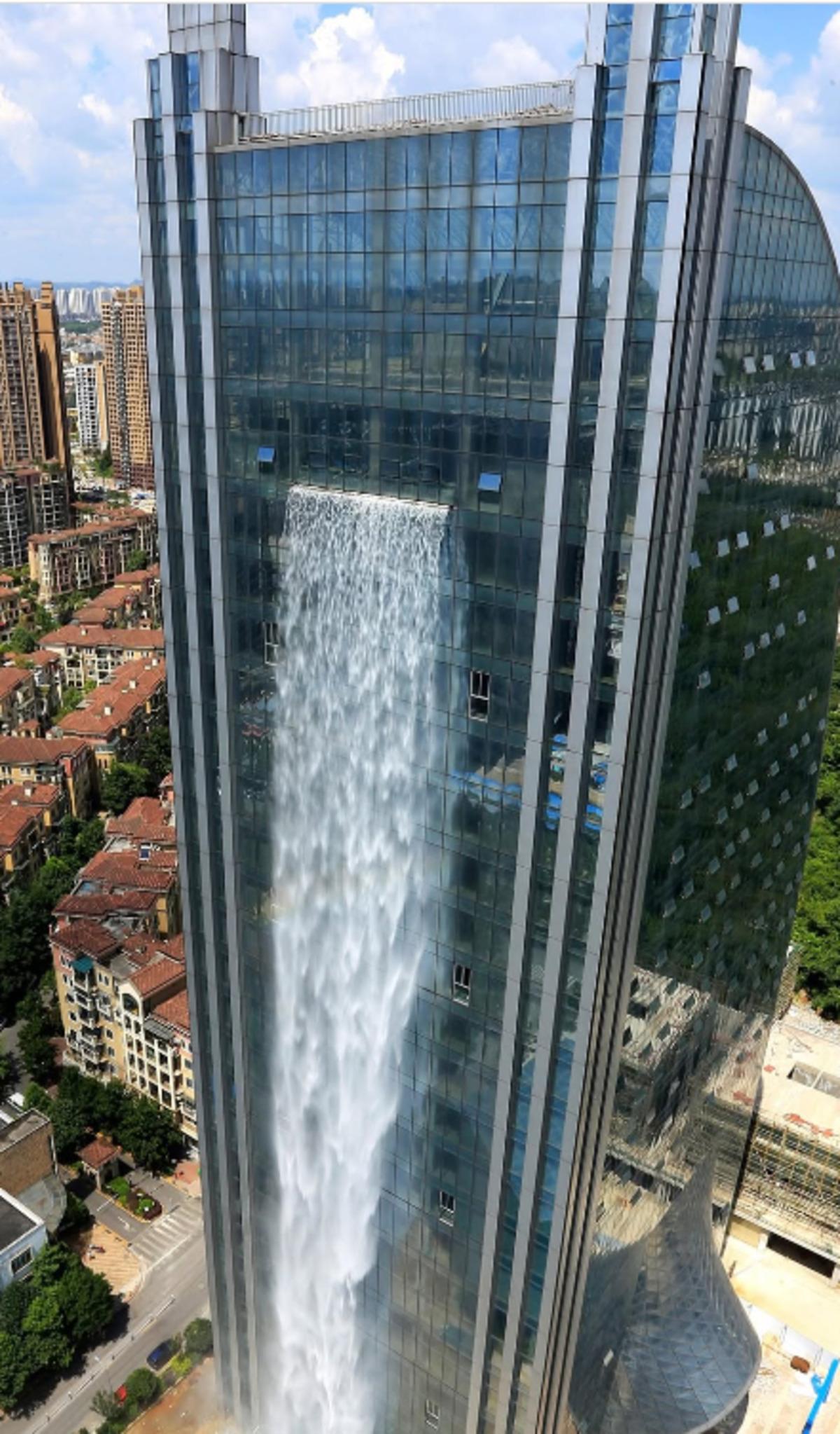 Şehrin ortasında dev şelale: 121 metrelik binadan akıyor 1