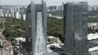 Şehrin ortasında dev şelale: 121 metrelik binadan akıyor