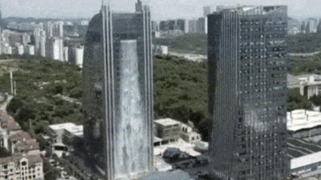 Şehrin ortasında dev şelale: 121 metrelik binadan akıyor