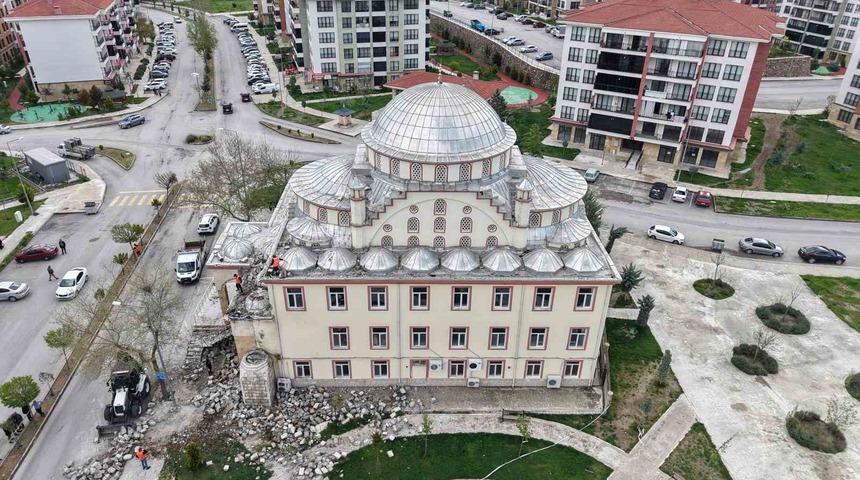 Yıldırımın minaresini yıktığı cami havadan g&ouml;r&uuml;nt&uuml;lendi