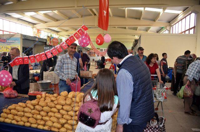 Patates tezgahını 23 Nisan için süsledi