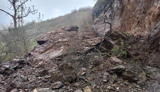 Sivas'ta heyelan nedeniyle grup k&ouml;y yolu ulaşıma kapandı