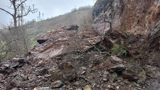 Sivas'ta heyelan nedeniyle grup köy yolu ulaşıma kapandı