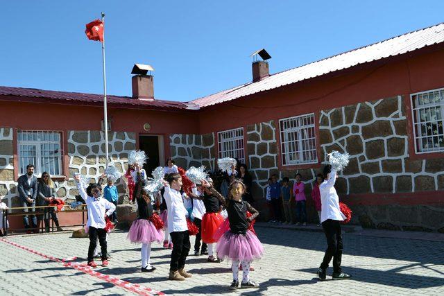 Sınırda 23 Nisan coşkusu