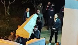 &Uuml;&ccedil; &ccedil;ocuk annesinin ş&uuml;pheli &ouml;l&uuml;m&uuml;! İple asılı halde bulundu
