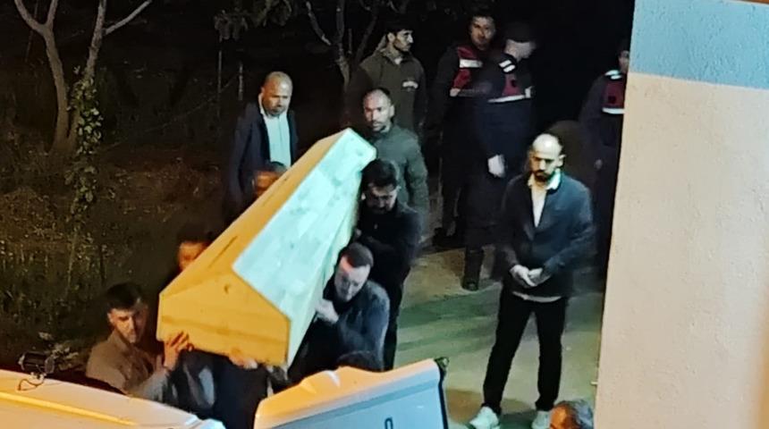Mardin'de 3 &ccedil;ocuk annesinin ş&uuml;pheli &ouml;l&uuml;m&uuml;! İple asılı halde bulundu