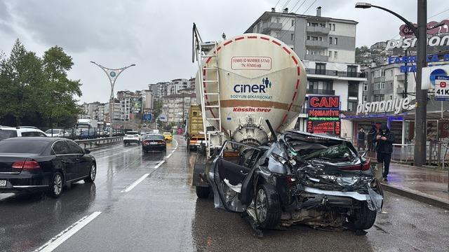 Kocaeli de zincirleme kazada tır ile tankerin arasında ezilen otomobilin s&uuml;r&uuml;c&uuml;s&uuml; yaralı kurtuldu 3