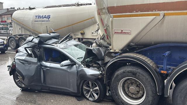 Kocaeli de zincirleme kazada tır ile tankerin arasında ezilen otomobilin s&uuml;r&uuml;c&uuml;s&uuml; yaralı kurtuldu 2