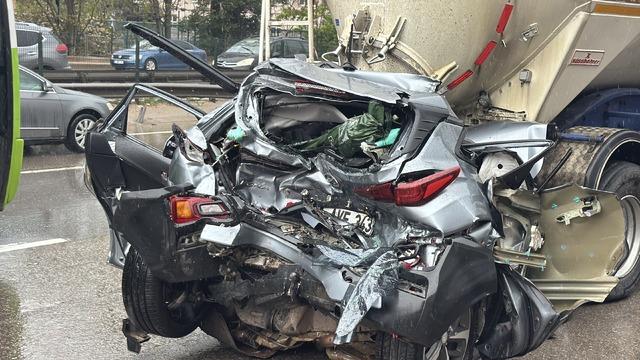 Kocaeli de zincirleme kazada tır ile tankerin arasında ezilen otomobilin s&uuml;r&uuml;c&uuml;s&uuml; yaralı kurtuldu 1