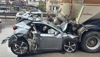 Kocaeli'de zincirleme kazada tır ile tankerin arasında ezilen otomobilin s&uuml;r&uuml;c&uuml;s&uuml; yaralı kurtuldu