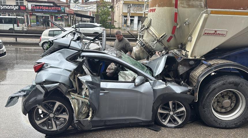 Kocaeli'de zincirleme kazada tır ile tankerin arasında ezilen otomobilin s&uuml;r&uuml;c&uuml;s&uuml; yaralı kurtuldu