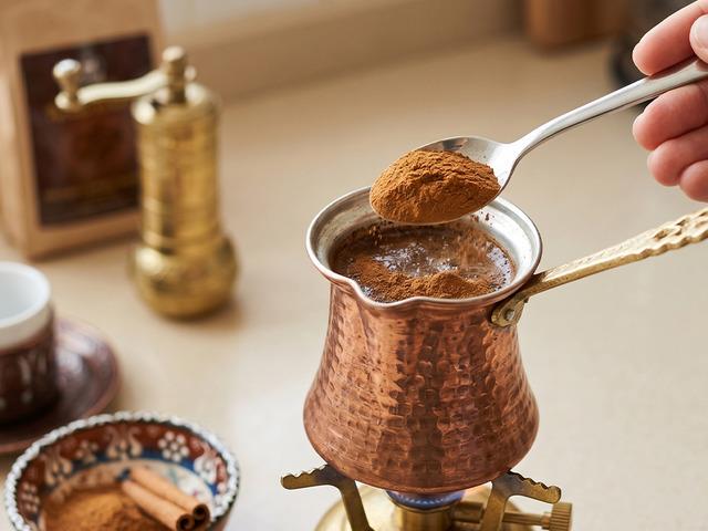 T&uuml;rk kahvesini b&ouml;yle i&ccedil;enlerin iştahı kapanıyor: Sırrı 1 kaşıkta!