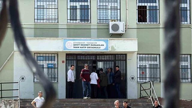 Okul &ccedil;evresinde peş peşe silah sıkıldı, &ouml;ğrenciler ve veliler korku dolu anlar yaşadı 2