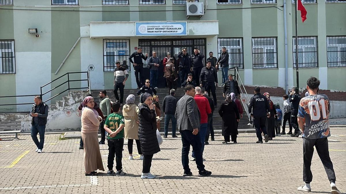 Diyarbakır da okul &ccedil;evresinde silahlı saldırı paniği! Korkun&ccedil; anlar kamerada 3