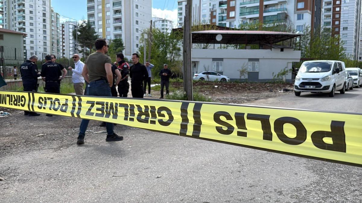 Diyarbakır da okul &ccedil;evresinde silahlı saldırı paniği! Korkun&ccedil; anlar kamerada 1
