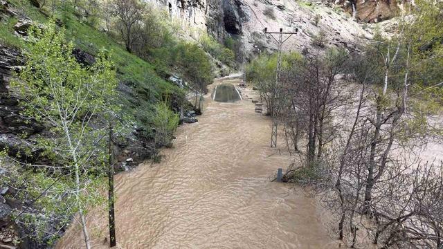 Kara yolu nehirle birleşti, yaşanan taşkın dron ile g&ouml;r&uuml;nt&uuml;lendi 3