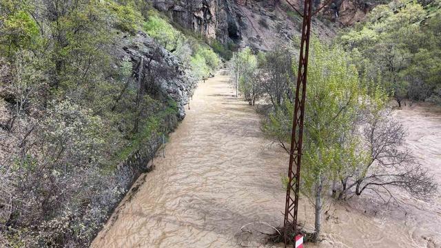 Kara yolu nehirle birleşti, yaşanan taşkın dron ile g&ouml;r&uuml;nt&uuml;lendi 2