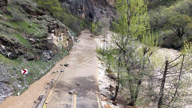 Kara yolu nehirle birleşti, yaşanan taşkın dron ile g&ouml;r&uuml;nt&uuml;lendi 1