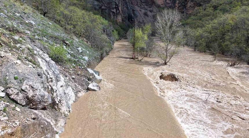 Kara yolu nehirle birleşti, yaşanan taşkın dron ile g&ouml;r&uuml;nt&uuml;lendi