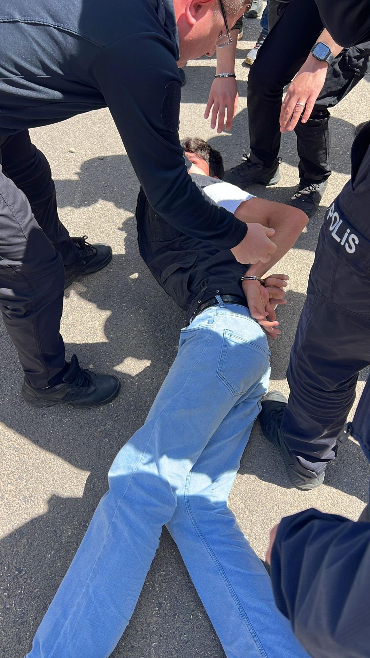 Diyarbakır da okul &ccedil;evresinde silahlı saldırı paniği! Korkun&ccedil; anlar kamerada 5
