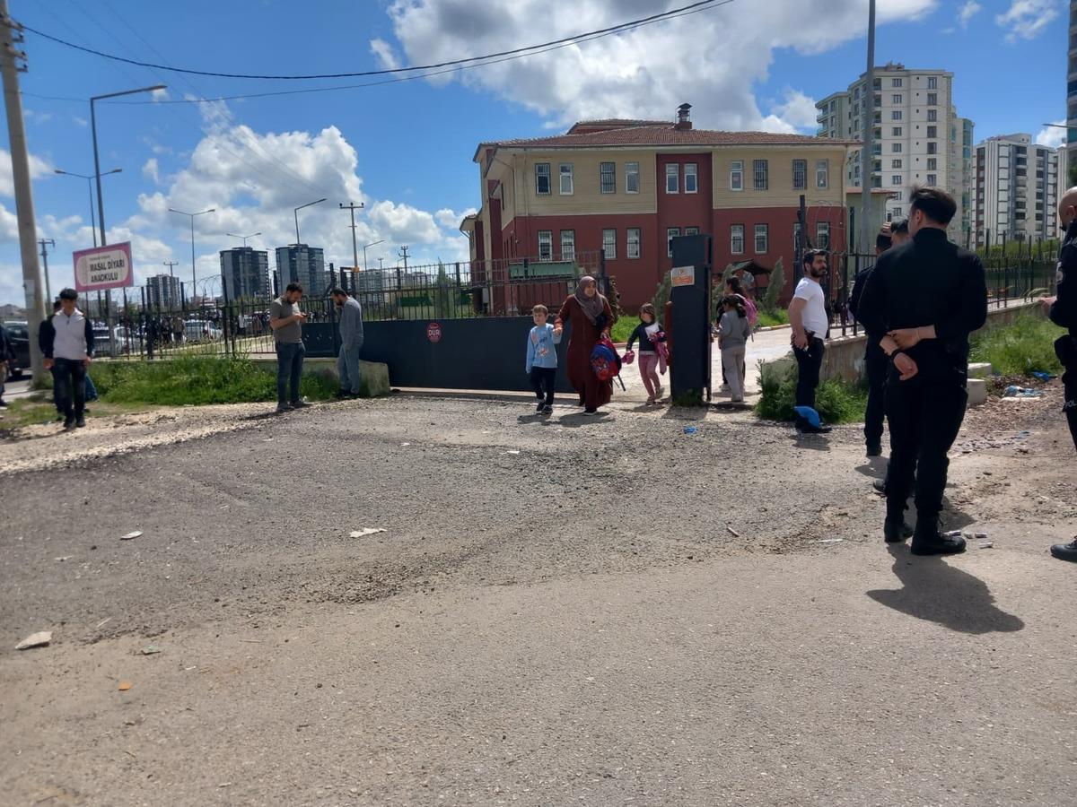 Diyarbakır da okul &ccedil;evresinde silahlı saldırı paniği! Korkun&ccedil; anlar kamerada 9
