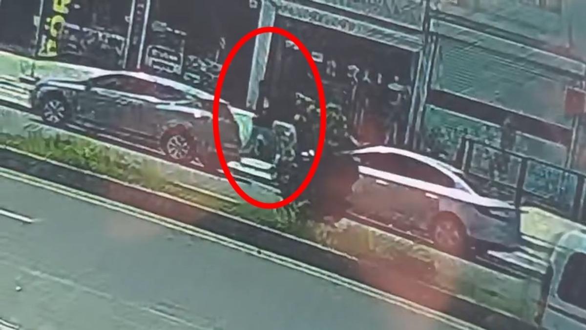 Diyarbakır da okul &ccedil;evresinde silahlı saldırı paniği! Korkun&ccedil; anlar kamerada 11