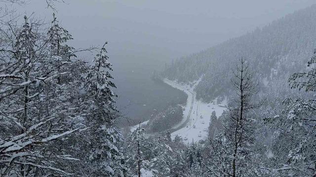 Abant Gölü Milli Parkı’nda kar kalınlığı 20 santimetreye ulaştı