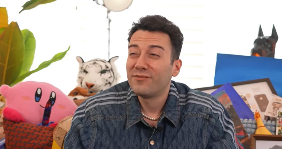 Enes Batur a iğren&ccedil; doğum g&uuml;n&uuml; hediyesi! Kokuyu duyunca... 2