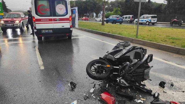 Kuşadası’nda yağışlı havada motosiklet kazası: Bir kişi ağır yaralandı!