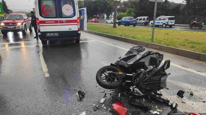 Kuşadası&rsquo;nda yağışlı havada motosiklet kazası: Bir kişi ağır yaralandı!