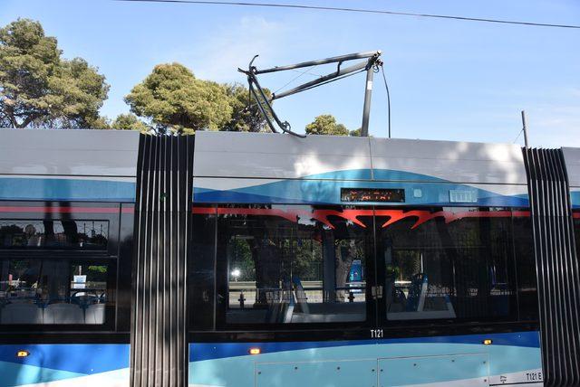 İzmir'de tramvayın elektrik bağlantısı koptu, seferler aksadı