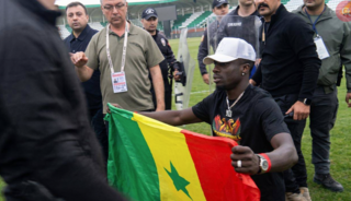 Kutlamalarda gerginlik! Diagne'ye polis m&uuml;dahalesi