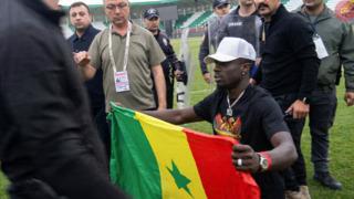Kutlamalarda gerginlik! Amedspor'un golcüsü Mbaye Diagne'ye polis müdahalesi