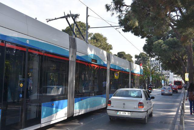 İzmir'de tramvayın elektrik bağlantısı koptu, seferler aksadı