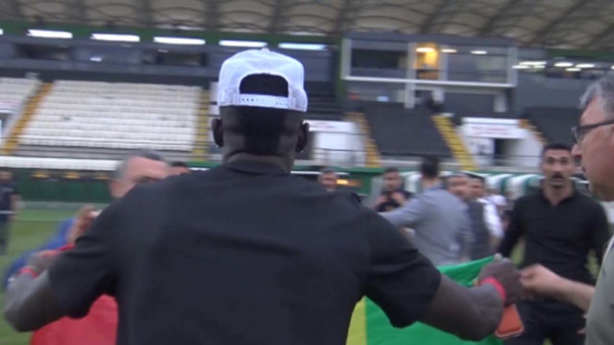 Kutlamalarda gerginlik! Amedspor un golc&uuml;s&uuml; Mbaye Diagne ye polis m&uuml;dahalesi 2