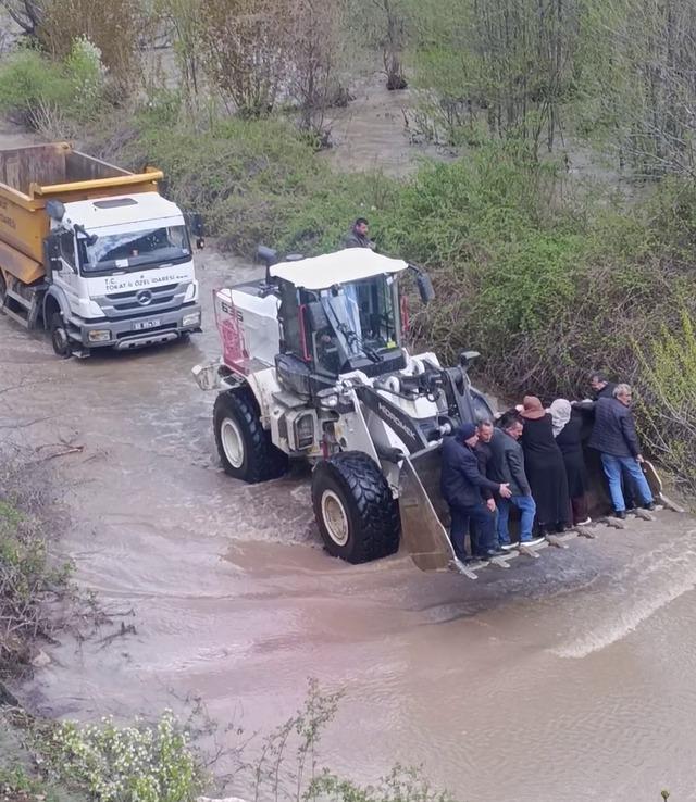 Sel yolları kapattı, cenaze yakınları kep&ccedil;e ile taşındı 1