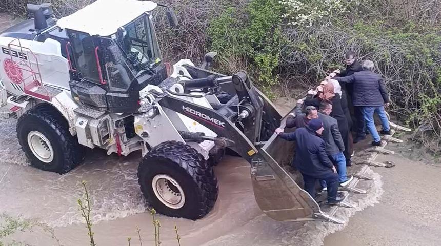 Sel yolları kapattı, cenaze yakınları kep&ccedil;e ile taşındı