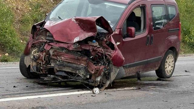 Çanakkale’de iki otomobil çarpıştı: 4 kişi yaralandı