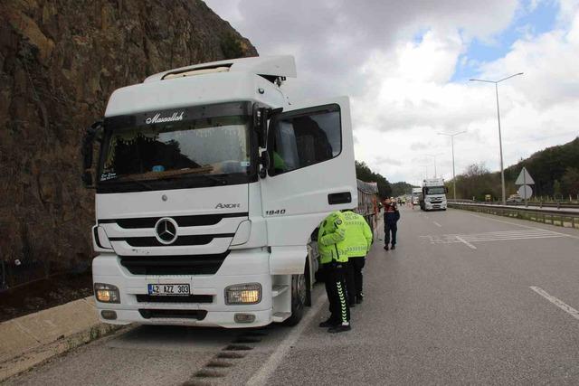 Tıra &ccedil;arpan hafif ticari ara&ccedil; hurda yığınına d&ouml;nd&uuml;: 2 yaralı 5