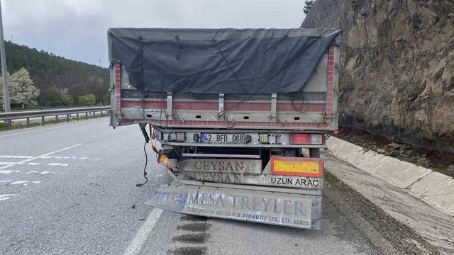 Tıra &ccedil;arpan hafif ticari ara&ccedil; hurda yığınına d&ouml;nd&uuml;: 2 yaralı 4