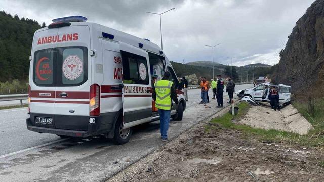 Tıra &ccedil;arpan hafif ticari ara&ccedil; hurda yığınına d&ouml;nd&uuml;: 2 yaralı 3