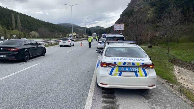 Tıra &ccedil;arpan hafif ticari ara&ccedil; hurda yığınına d&ouml;nd&uuml;: 2 yaralı 2